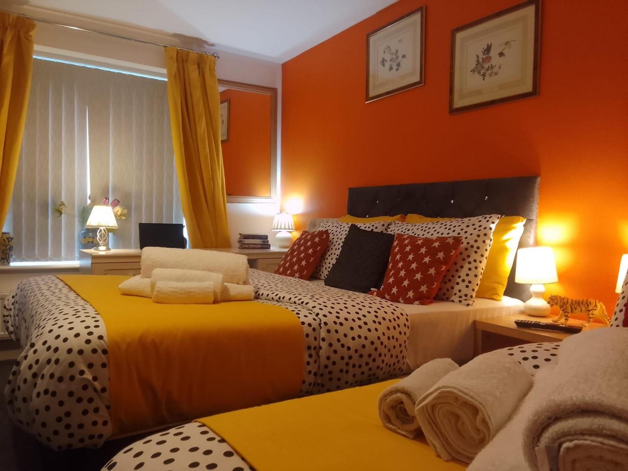 Ideal Home & Cottage Inviting 4 Bedroom Apartments Walsall Dış mekan fotoğraf