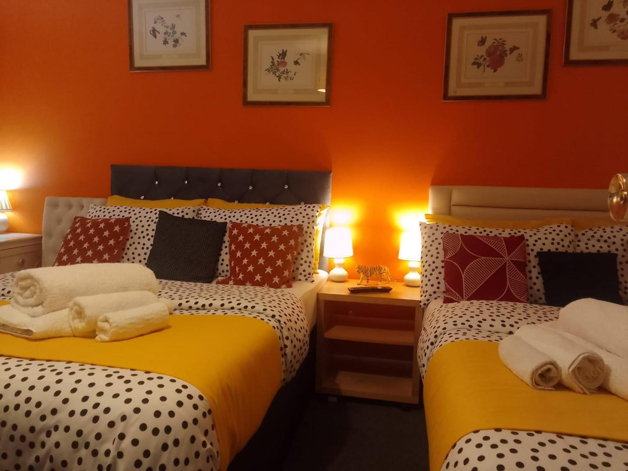 Ideal Home & Cottage Inviting 4 Bedroom Apartments Walsall Dış mekan fotoğraf